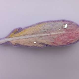 Сухое валяние по фетру. Брошь «Перо»